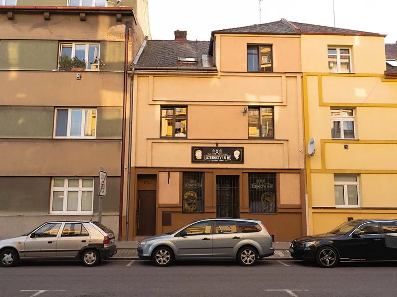 Prodej jednotky 2+1 64 m² s předzahrádkou v Pardubicích - Ze
